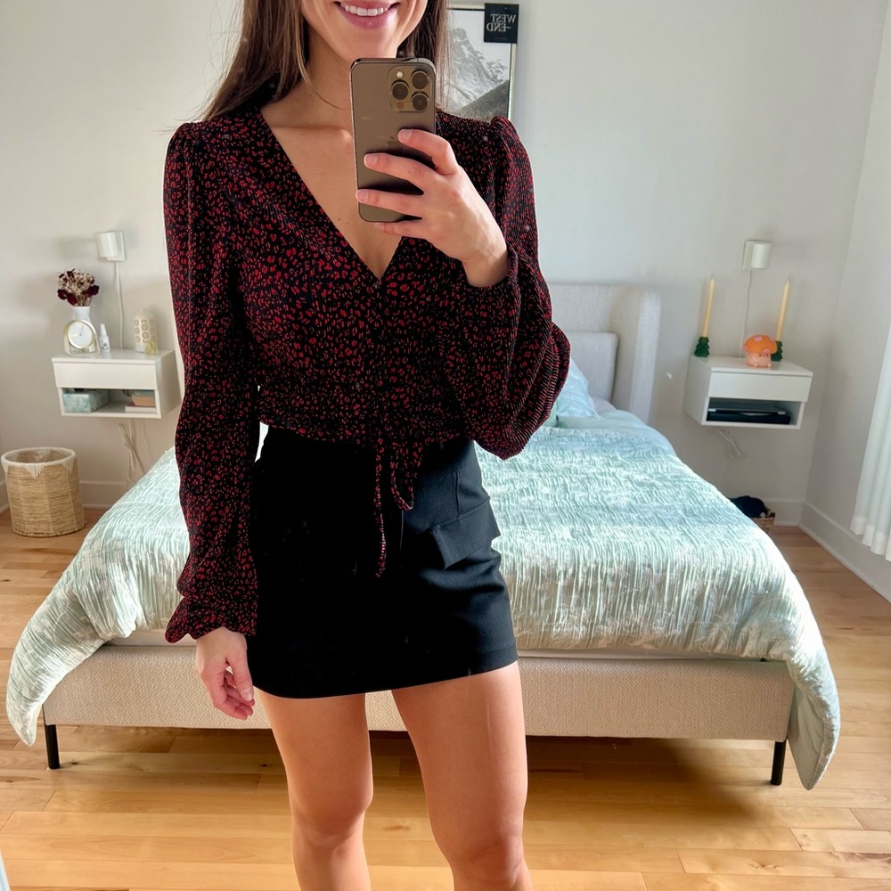 BLACK AND RED XS BLOUSE DYNAMITE